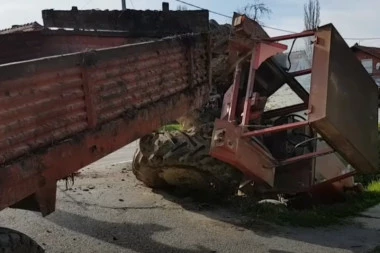 POGINUO TRAKTORISTA KOD KRUŠEVCA! Prevozio drva, pa izgubio kontrolu na nizbrdici, TRAGEDIJA!