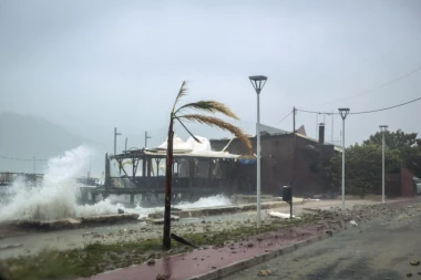 MOGUĆE POPLAVE, BUJICE I KLIZIŠTA: Ova oblast biće na udaru ČAK DVA URAGANA (VIDEO)