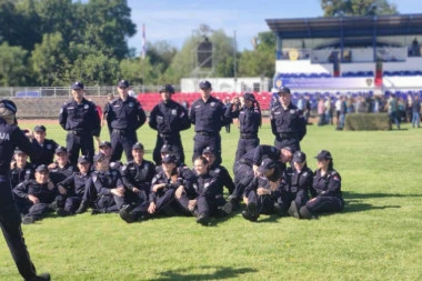 "Ponosan sam, držite se uvek zajedno": Nebojša Stefanović na fejsbuku objavio slike sa promocije novih policajaca