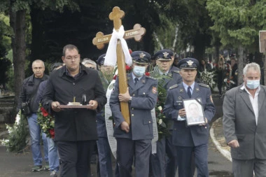 (FOTO, VIDEO) DAJTE MI SINA! IDEM KOD MOG DEJANA! Jecaji odjekivali Bežanijskim grobljem: Pogledajte POTRESNI GOVOR na sahrani majora Krsnika