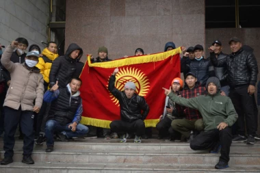 (FOTO) HAOS U KIRGISTANU: Demonstranti upali u parlament, pa oslobodili BIVŠEG PREDSEDNIKA I PREMIJERA iz zatvora!