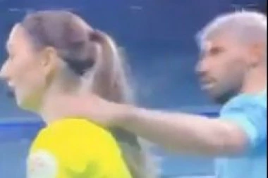 (VIDEO) Aguero hvatao sudiju za vrat, pa optužen sa seksizam!