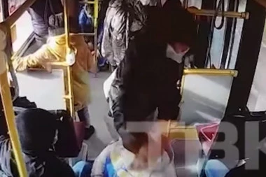 (VIDEO) INCIDENT U AUTOBUSU: Čovek UDARIO IZ SVE SNAGE kondukterku! Ugrozio sve oko sebe nesavesnim ponašanjem