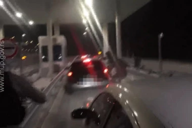 (ŠOK VIDEO) KAO NA FILMU: NAORUŽANI policajci opkoljavaju automobil, IZVLAČE vozača, a onda pronalaze OVO!