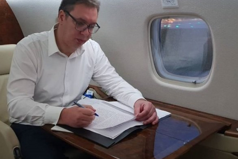 (FOTO) VUČIĆ NA PUTU ZA CRNU GORU: Predsednik Srbije krenuo na sahranu mitropolita Amfilohija