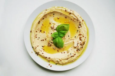 (RECEPT) NAPRAVITE DOMAĆI HUMUS: Veoma je zdrav, a možete da ga ponesete i na posao za doručak!