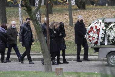 (FOTO) REPUBLIKA NA SAHRANI UBIJENOG ŠKALJARCA! Krici odzvanjali grobljem: Pustite me da idem s njim!