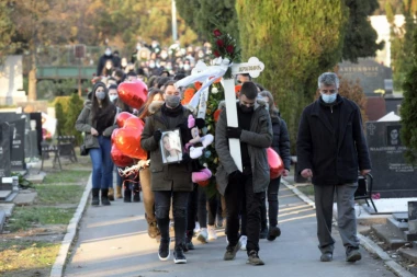 15 BALONA ZA NJENIH 15 GODINA POLETELO UZ JECAJE VIOLINE: Potresan oproštaj od devojčice spasavane iz požara!