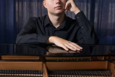 Zbog sviranja klavira preti mu 30.000 dinara kazna: Saslušan komšija koji je prijavio mladog pijanistu iz Niša