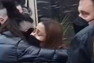 (VIDEO) POTRESNA SCENA ISPRED KAPELE! MINA KOSTIĆ GRCA U SUZAMA: Teši je i grli Alen Sakić, pevačica se jedva drži na nogama!