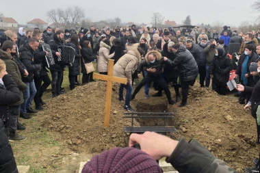 (VIDEO) POTRESAN PRIZOR SA SAHRANE! PORED SANDUKA UBACILI I MILANOVU HARMONIKU, Darkova majka pala pored groba: Lazić i njegov brat se slomili, kukaju na sav glas!