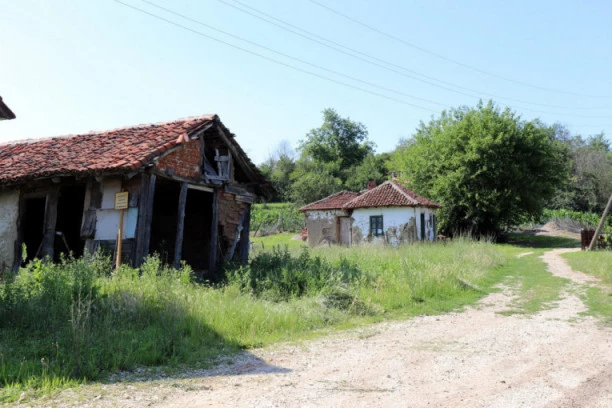 KUPILI NAJRUŽNIJU KUĆU, PA KRENULI DA JE SREĐUJU! Ono što je ovaj BRAČNI par OTKOPAO sve ostavilo u čudu! (VIDEO)