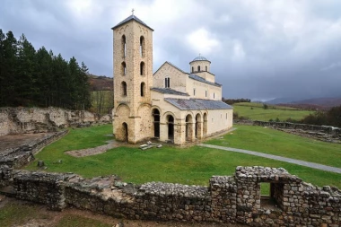 GORI MANASTIR SOPOĆANI! Sumnja se da je požar podmetnut!