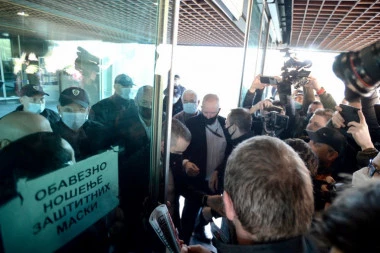 PROTEST OPOZICIJE ISPRED SAVA CENTRA! Remete rad Skupštine, UPALI U ZGRADU, intervenisala policija!