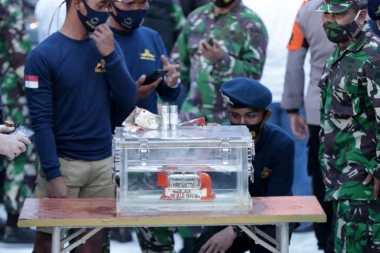 (FOTO) PRONAĐENA CRNA KUTIJA INDONEŽANSKOG AVIONA: Konačno ćemo dobiti odgovore o nesreći!