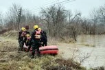 HAOS NA RECI KOD PLJEVALJA! Bolestan muškarac teško pokretan, mokar i promrzao ostao zaglavljen nakon nevremena