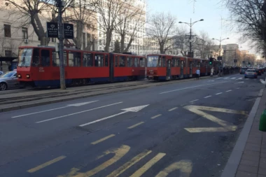 (FOTO) ZAPALIO SE TRAMVAJ KOD PRAVNOG FAKULTETA: Saobraćaj obustavljen!