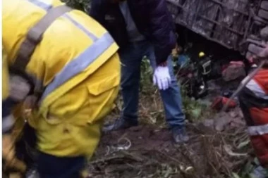 OVOG ČOVEKA ČUVA BOG: Preživeo tragičan pad Šapakoenseovog aviona, A SADA I PREVRTANJE AUTOBUSA SA LITICE!