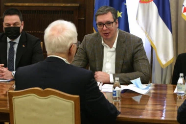 VUČIĆ ODLIKOVAO GUVERNERA: Dostojno priznanje za doprinos razvoju Srbije