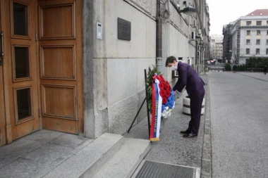 (FOTO) Obeležena godišnjica od ubistva Zorana Đinđića: Premijerka Brnabić položila venac ispred spomen ploče