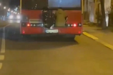 (VIDEO) Pakleni putnici: VOZILI SE BEOGRADOM ZAKAČENI ZA ZADNJI DEO AUTOBUSA!