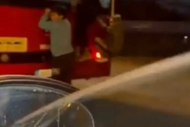 (VIDEO) Užas u Beogradu: DECA SE VOZE ZAKAČENA ZA  AUTOBUS!