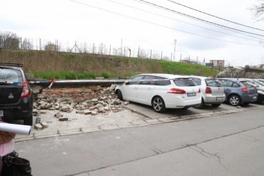 (FOTO, VIDEO) PAO ZID KULTNOG STADIONA I SMRSKAO AUTOMOBILE! Jeziva scena u Beogradu!