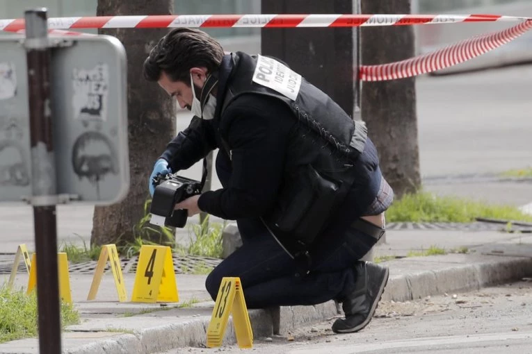 SEDEO JE, ĆUTAO I DRŽAO NEKOLIKO NOŽEVA U RUKAMA: Drama na stanici, napadač poleteo na policajce, a onda je PALA KRV!