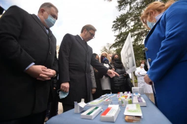 VUČIĆ JE SAMO JEDNU STVAR TRAŽIO OD LJUDI IZ TORLAKA: Mile, uzmi i ti, PONESI ZA USPOMENU!