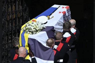 (FOTO) SAHRANJEN PRINC FILIP: Kraljica Elizabeta u suzama, Vilijam i Hari ZAJEDNO napustili ceremoniju