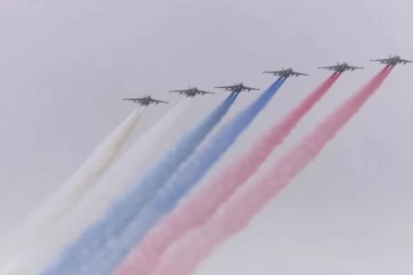 (VIDEO) ZAVRŠENA PARADA POBEDE U MOSKVI: Suhoji ofarbali nebo u boje RUSKE ZASTAVE!