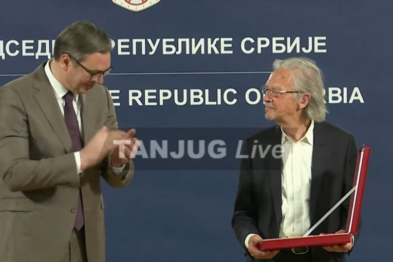 (VIDEO) VUČIĆ URUČIO ORDEN NOBELOVCU: Srećan je srpski narod što za prijatelja ima Handkea