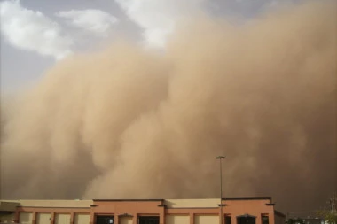 (VIDEO) DOLAZI APOKALIPTIČNA PEŠČANA OLUJA! Prizor kakav se viđa jednom u 100 godina, građani paralisani od straha