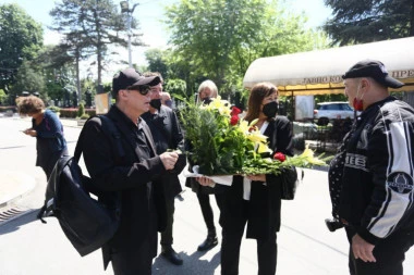 POSLEDNJI POZDRAV ĐORĐU MARJANOVIĆU: Porodica, prijatelji i kolege ispraćaju legendarnog pevača na VEČNI POČINAK!