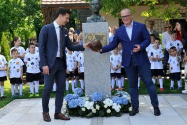 (FOTO) ON JE DONEO PRVU FUDBALSKU LOPTU U BEOGRAD! Na Adi otkrivena spomen-bista Hugu Buliju!