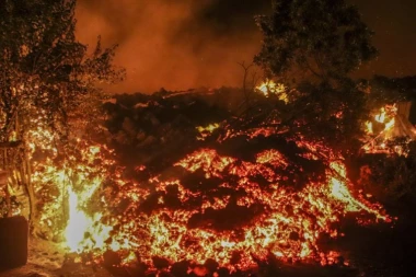 (FOTO, VIDEO) LAVA GUTA SVE PRED SOBOM, NEBO JE POSTALO KRVAVO! Stravične scene zbog erupcije vulkana, preti da ZAPALI GRAD