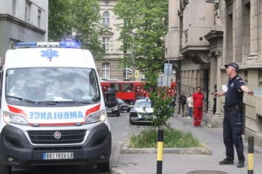 (FOTO) DRAMI U MOLEROVOJ SE NE NAZIRE KRAJ! Devojka sa nožem još zabarikadirana u stanu! OTAC, MAJKA I TETKA POBEGLI KROZ PROZOR!