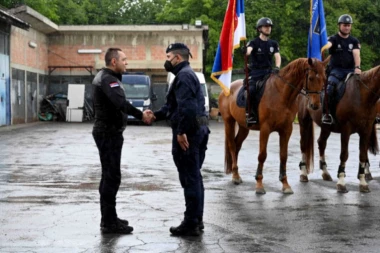 PRVI PUT U ISTORIJI POLICIJSKE BRIGADE, ČETA KONJANIKA IZVODIĆE OBUKU U SVIM VREMENSKIM USLOVIMA! Vulin obišao novoizgrađeni prostor za trening!