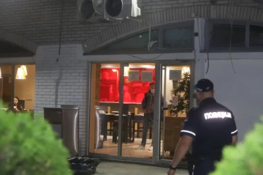 (FOTO, VIDEO) ČEDA DIVLJAO NA NOVOM BEOGRADU: Demolirao kiosk brze hrane pa ŠUTIRAO policijski automobil, odveden u stanicu