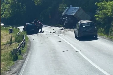 (FOTO) TEŠKA SAOBRAĆAJKA NA OBRENOVAČKOM PUTU! Sudar kamiona i automobila!