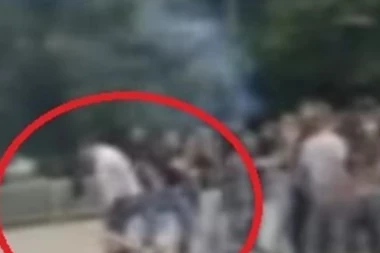 (VIDEO) OCU PRITVOR DO 30 DANA! Brutalno premlatio dete (13) naočigled školskih drugova!