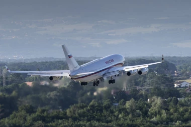 PUTINOV AVION KAO LETEĆI HOTEL: Vazduhoplov ruskog predsednika opremljen kao prosečna kuća u Holivudu! IMA ČAK I POZLAĆENI WC! (FOTO)