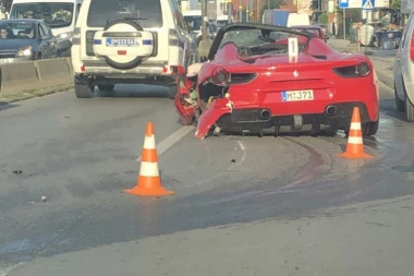 (FOTO) KARAMBOL U CENTRU KRAGUJEVCA: Slupao skupoceni ferari, bežao od Hitne misleći da je policija?!