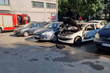 (FOTO) POŽAR NA DORĆOLU: Automobil potpuno izgoreo na parkingu