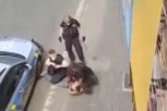 (UZNEMIRUJUĆI VIDEO) POLICAJCI U  TEPLICAMA UDAVILI ROMA! Vlada, ipak, viče da nema "ČEŠKOG DŽORDŽA FLOJDA"!