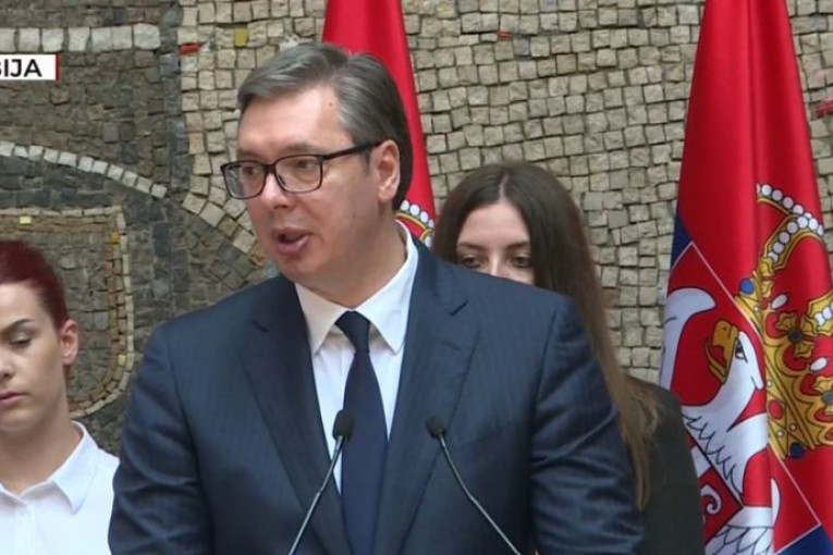 VUČIĆ DODELIO UGOVORE NAJBOLJIM DIPLOMCIMA MEDICINE: Oni su budućnost naše zemlje! (VIDEO)