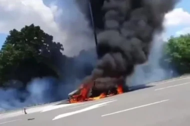 ZASTRAŠUJUĆA SCENA NA "MILOŠU VELIKOM"! Automobil totalno izgoreo, crni dim kulja na sve strane!