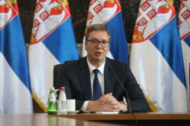 VUČIĆ ODBRUSIO BATINAŠIMA U POKUŠAJU: Bednici, snimaju kada njihov šef bije ženu, a meni zameraju što sam im rekao da su devojčice!