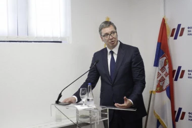 (VIDEO) LAŽNA ELITA NA APARATIMA! Ćerka pljuje predsednika gde god stigne, AKADEMIK MU DODELIO PLAKETU ZA NAJPLEMENITIJI PODVIG GODINE!