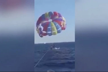 (VIDEO) AJKULA ISKOČILA IZ VODE I ZGRABILA ČOVEKA NA PARAGLAJDERU! Objavljen stravičan snimak sa mora: POKIDALA MU JE DEO NOGE!